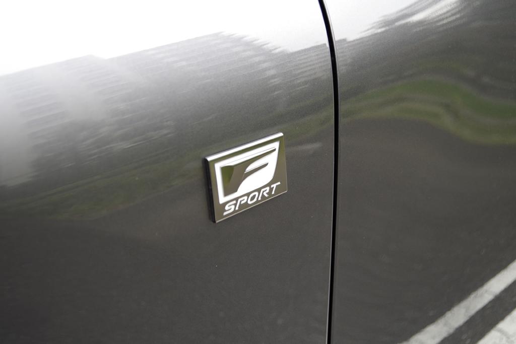 レクサスの「ＮＸ３００ｈ」（ＦＳＰＯＲＴ）