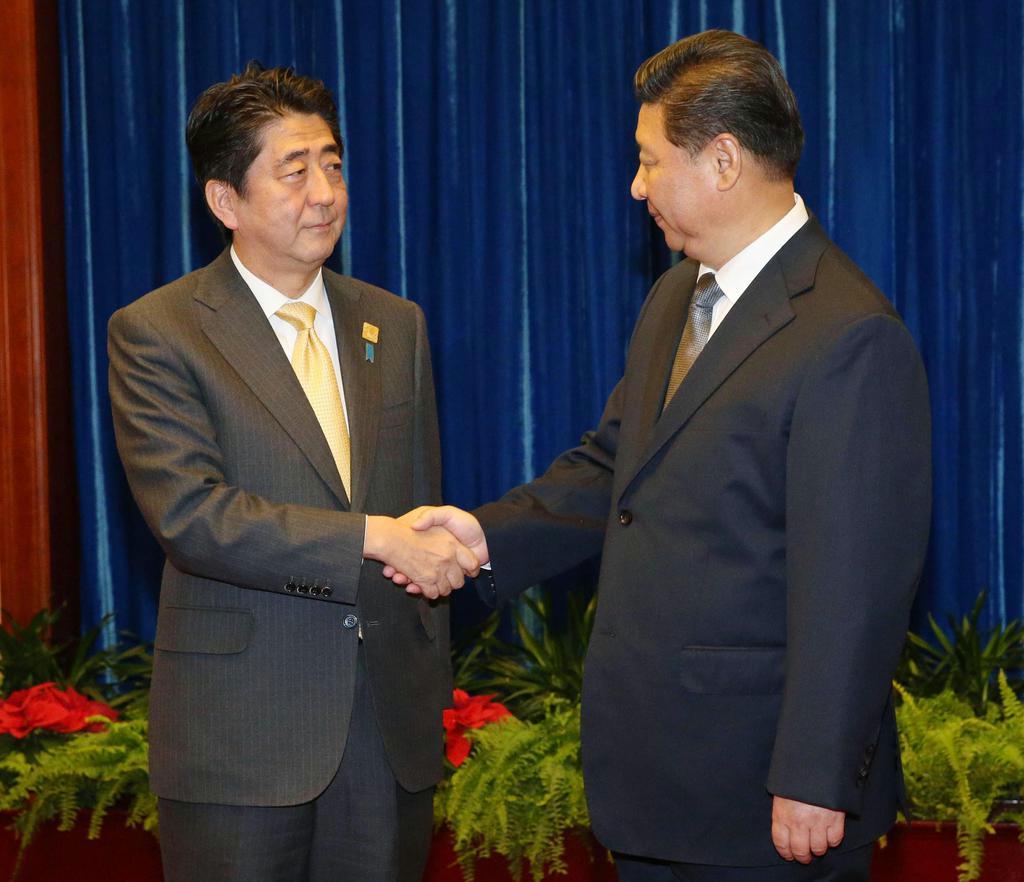 日中首脳会談を前に握手を交わす習近平国家主席（右）と安倍首相＝１０日、北京の人民大会堂