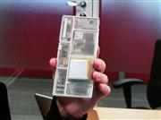 サンプルでは、透明なケースに入ったモジュールを組み立てる