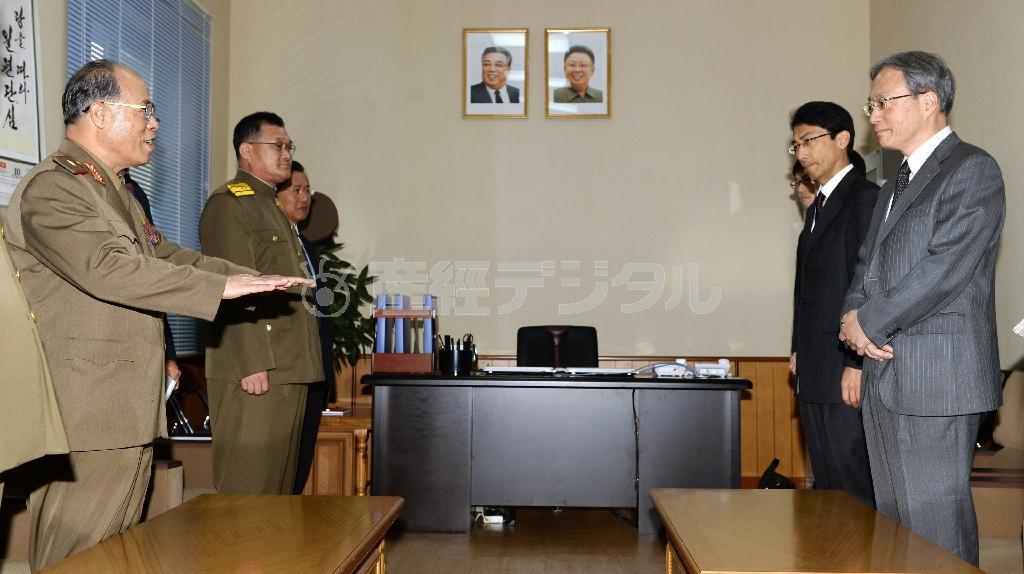 北朝鮮の徐大河（ソ・デハ）・特別調査委員長（左端）との協議に臨む外務省の伊原純一アジア大洋州局長（右端）＝２０１４年１０月２８日、北朝鮮・首都平壌市（共同）