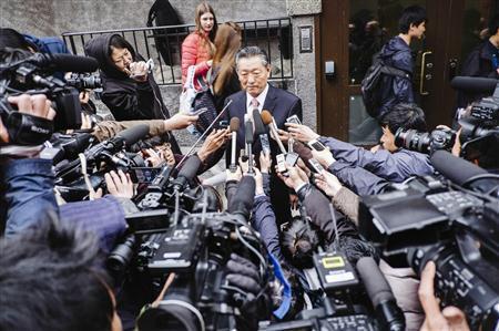 ５月２８日、首都ストックホルムで行われた３日目の日朝外務省局長級協議を終え、記者団に囲まれる北朝鮮の宋日昊（ソン・イルホ）朝日国交正常化交渉担当大使。翌２９日、北朝鮮はすべての拉致被害者の再調査を約束した＝２０１４年、スウェーデン（ロイター）