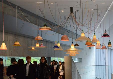 アルヴァロ・カタラン・デ・オコン「ペット・ランプ」（２０１２年～）＝２０１４年１１月１１日、東京都港区（原圭介撮影）