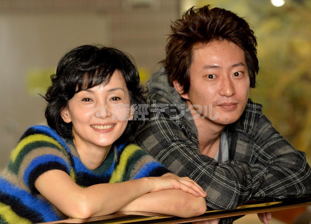 「資本主義経済について考えさせられた」と話す女優の南果歩（かほ）さん（左）と俳優の谷賢一さん＝２０１４年１１月８日午前、東京都渋谷区（宮崎瑞穂撮影）