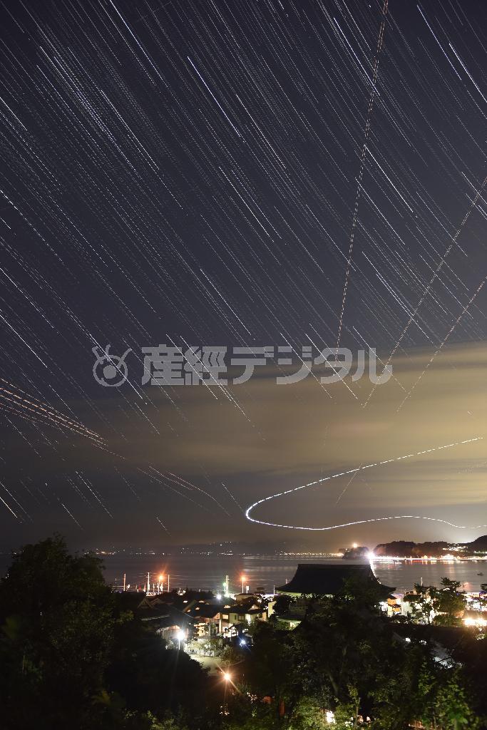 秋の夜の海に星が降る＝２０１４年１０月１９日、神奈川県鎌倉市・材木座の光明寺裏の展望台から（渡辺照明撮影）。※３秒間露光の４５０枚を比較明合成。