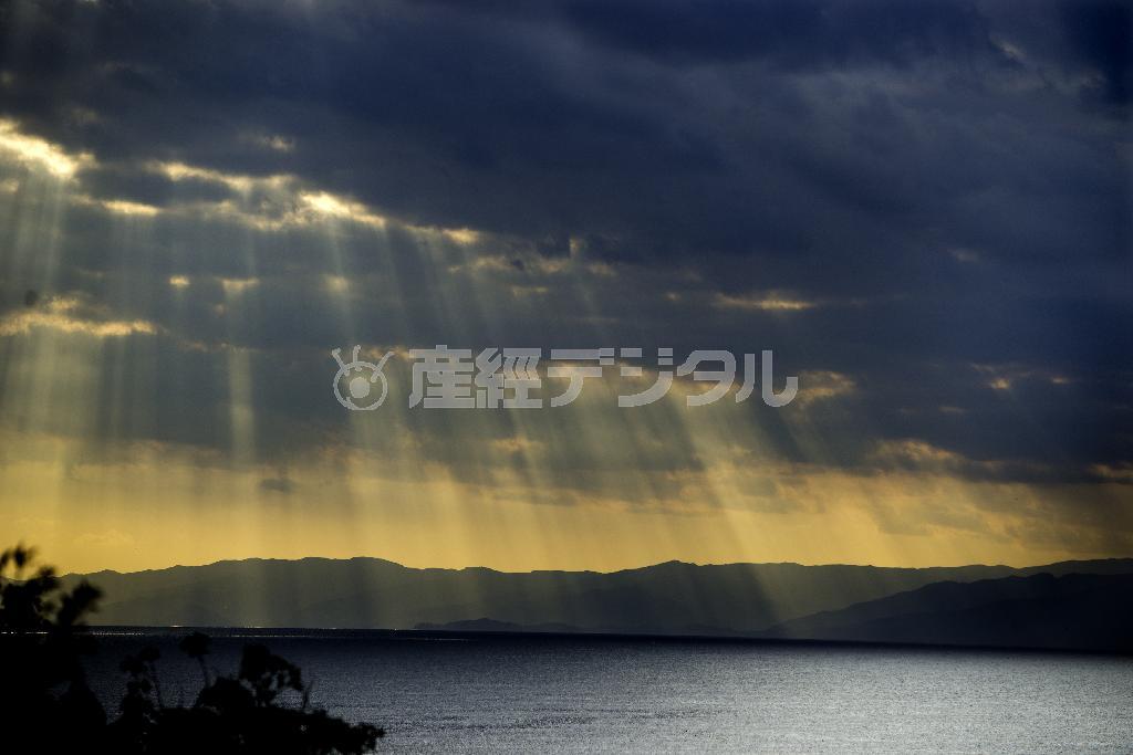 雲間から漏れた陽光が、鎌倉の海に降りそそいだ＝２０１４年１１月２日、神奈川県鎌倉市・材木座裏の展望台から（渡辺照明撮影）
