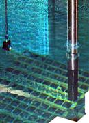 燃料貯蔵プールから取り出される未使用燃料＝１７日午後、福島県大熊町（宮崎裕士撮影）