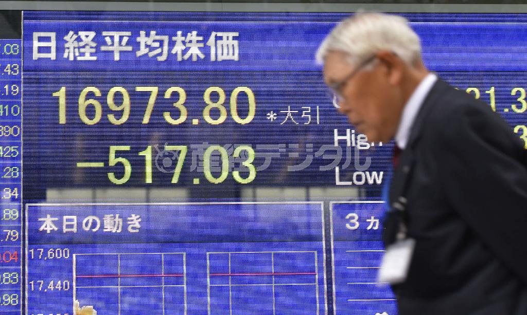 ７～９月期のＧＤＰ速報値の発表後に、今年２番目の下げ幅となった日経平均株価を示すボード＝２０１４年１１月１７日午後、東京都中央区八重洲（共同）