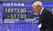 ７～９月期のＧＤＰ速報値の発表後に、今年２番目の下げ幅となった日経平均株価を示すボード＝２０１４年１１月１７日午後、東京都中央区八重洲（共同）