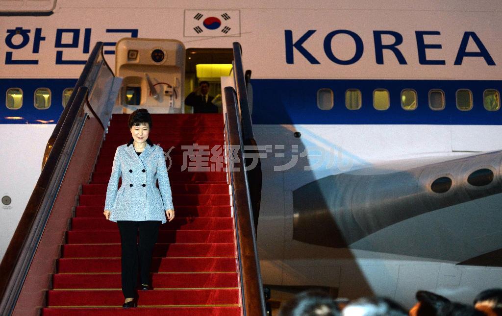 アジア太平洋経済協力会議（ＡＰＥＣ）の首脳会議に出席するため、北京国際空港に到着した韓国の朴槿恵（パク・クネ）大統領。一人でタラップを降りる姿は、外交的孤立が危惧され、国内でも非難されている現状とダブって見える＝２０１４年１１月９日、中国・首都北京市（新華社＝共同）