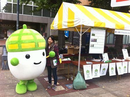 「どんぐりポイント」が付いた商品を販売するブースに立ち、ＰＲするマスコットキャラクターの「どんぐりん」＝２０１４（平成２６）年（横浜国立大＿有志学生記者、内藤秀治撮影）