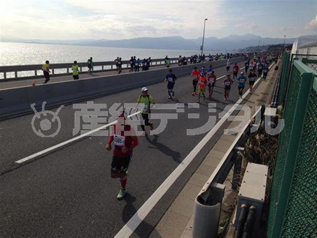 １１月３日に開かれた湘南国際マラソン。２万１８００人のランナーが参加した＝２０１４（平成２６年）、神奈川県（横浜国立大＿有志学生記者、内藤秀治撮影）