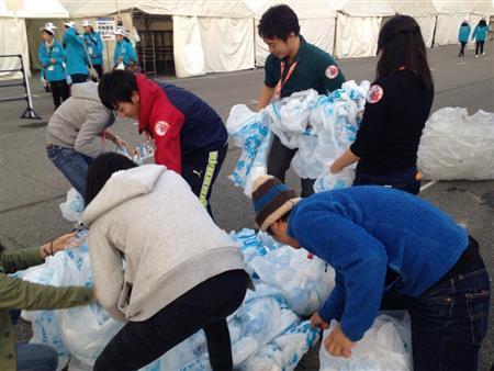 回収されたポリ袋を数えるボランティアスタッフたち。どんぐりポイントを付けたことで回収率が１０ポイントアップした＝２０１４（平成２６年）１１月３日、神奈川県（横浜国立大＿有志学生記者、内藤秀治撮影）