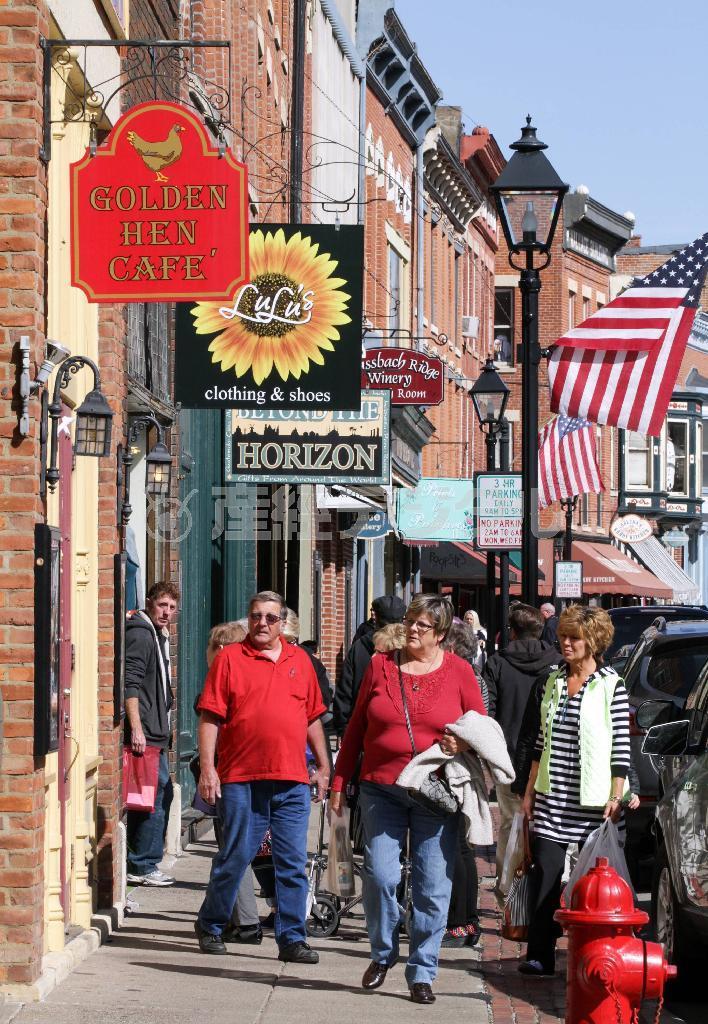 シカゴなど近郊都市やカナダなど、国内外から訪れる観光客でにぎわいをみせるメーンストリート＝２０１４年１０月１１日、米イリノイ州ガリーナ（緑川真実さん撮影）