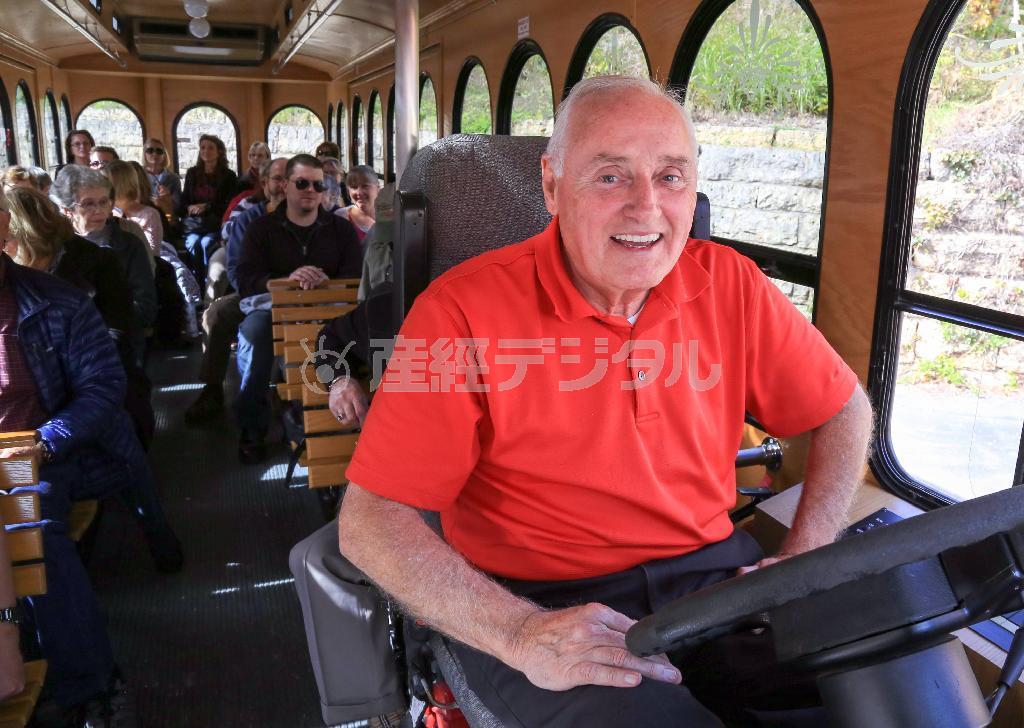 トロリーツアーは、市内の観光スポットを巡りながら、運転手のガイドもつく人気のアトラクションの一つ＝２０１４年１０月１１日、米イリノイ州ガリーナ（緑川真実さん撮影）