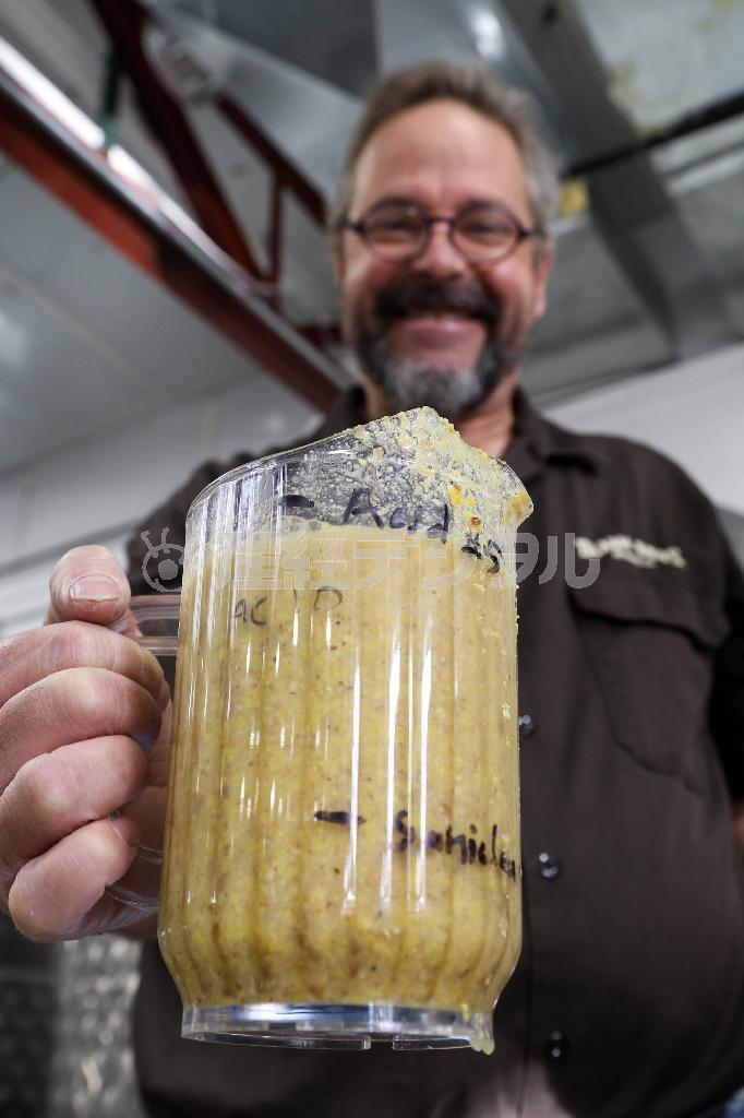 醸造所「ブルーム・ブラザーズ・ディストレリー」の蒸溜前のウィスキー。ウイスキーになるまでには、この状態から最低２年以上かかるという＝２０１４年１０月１０日、米イリノイ州ガリーナ（緑川真実さん撮影）