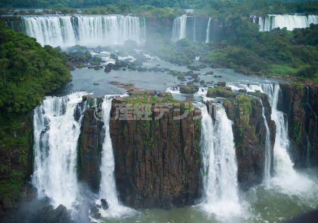 ２段にわかれていた滝。この滝壺に行くボートツアーもある。水量が多く、十分迫力があった＝２０１３年４月２６日、アルゼンチンとブラジルにまたがるイグアスの滝（緑川真実さん撮影）