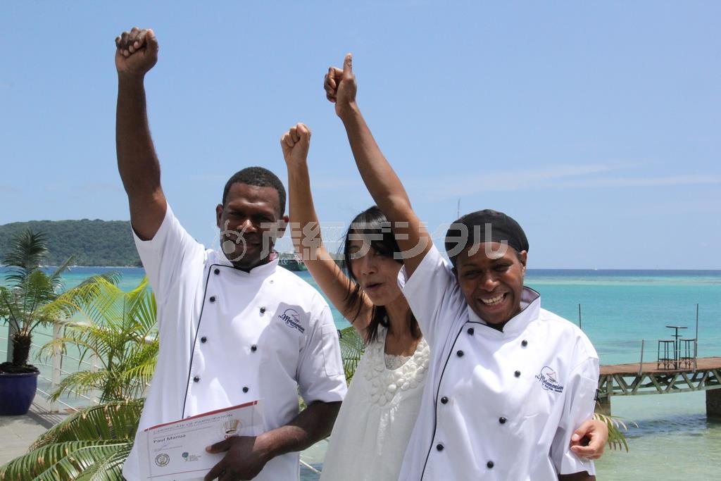 今回の主人公、ジェニー（右）は「来年こそは頑張るぞ」と気合い十分。ビーフ部門で銅メダルを獲得したポール（左）と一緒に記念撮影をしました。写真中央は相川梨絵さん＝２０１４年１０月２２日、バヌアツ・首都ポートビラ（相川梨絵さん提供）