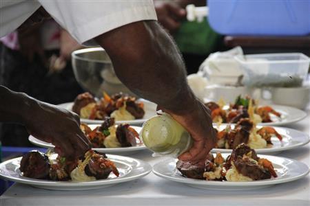 美味しそうな料理が次々と盛りつけられました＝２０１４年１０月、バヌアツ・首都ポートビラ（相川梨絵さん提供）