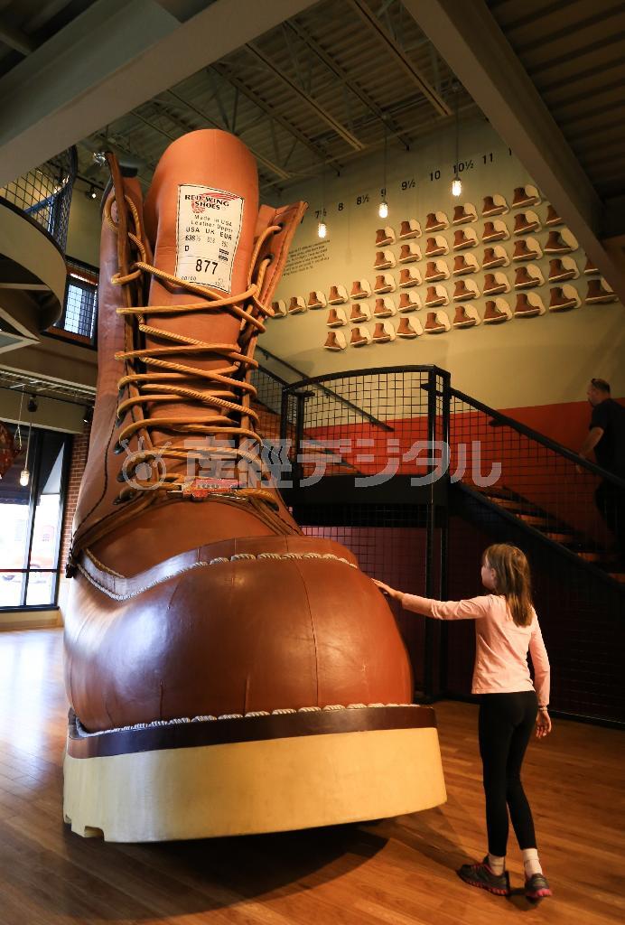 レッド・ウィングの街にある直営店では、巨大な靴がシンボル＝２０１４年１０月１５日、米ミネソタ州レッド・ウィング（緑川真実さん撮影）