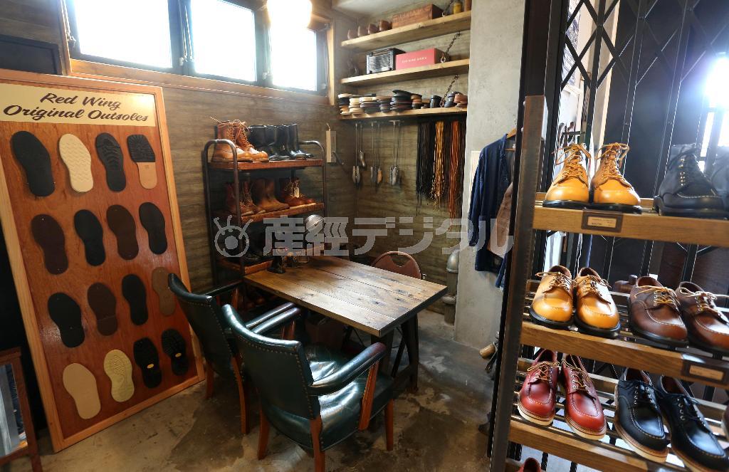 レッド・ウィングの直営店にはリペアコーナーも。国内の提携工場で修理してくれる＝２０１４年１１月７日、東京都港区（蔵賢斗撮影）