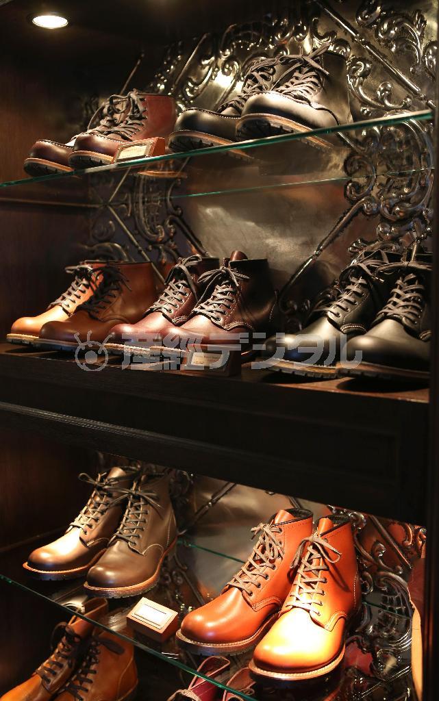 レッド・ウィング直営店のディスプレイ。光沢のある革を使った、スーツにも合わせられる「ベックマン＿９０１１」（中段の真ん中、４万２６６０円）に人気がある＝２０１４年１１月７日、東京都港区（蔵賢斗撮影）