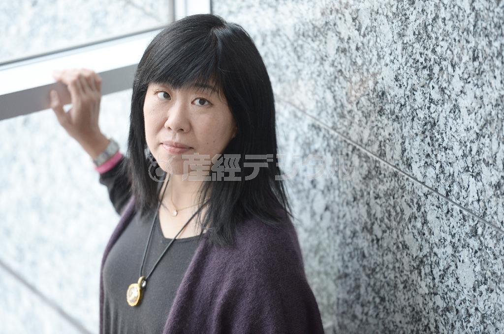 あまりにも重い過去を背負ったまこと嵯峨。「行き詰まったカップルを描きたかった」と語る作家のよしもとばななさん＝２０１４年１１月７日、東京都千代田区（寺河内美奈撮影）