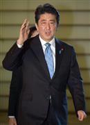 官邸に入った安倍晋三首相＝１８日午前、首相官邸（酒巻俊介撮影）