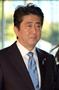 官邸に入った安倍晋三首相＝１８日午前、首相官邸（酒巻俊介撮影）