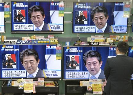 安倍首相の記者会見を映す家電量販店のテレビを見る人＝１８日夜、東京・新橋のヤマダ電機ＬＡＢＩ新橋デジタル館