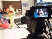 着物姿のモデルを４Ｋ対応のビデオカメラで撮影し、機器の性能を試していたソニーのブース＝１９日、千葉市の幕張メッセ