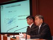 妊婦疾患の共同研究を紹介する東北大東北メディカル・バンク機構の八重樫伸生副機構長（手前）とＮＴＴドコモ先進技術研究所の梅田成視所長＝１９日、東京都千代田区