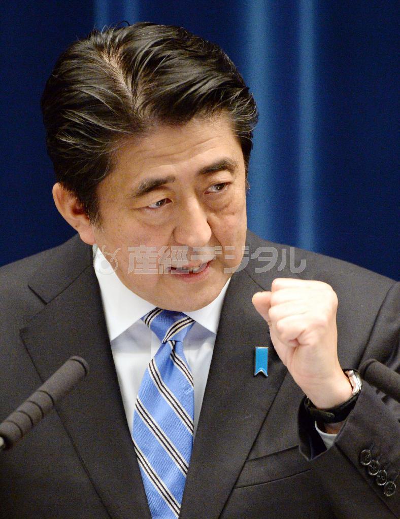 記者会見で、消費税率の引き上げ延期と衆院の解散を表明する安倍晋三（しんぞう）首相＝２０１４年１１月１８日、首相官邸（酒巻俊介撮影）