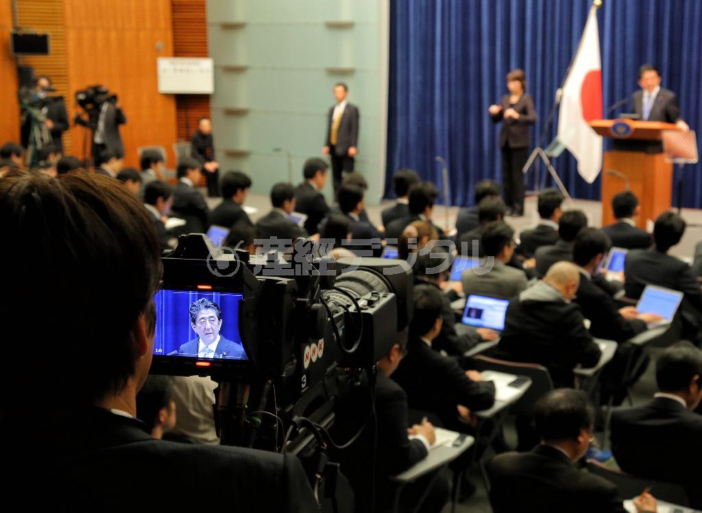 首相官邸で会見を開き、衆議院解散を表明する安倍晋三（しんぞう）首相＝２０１４年１１月１８日午後、東京都千代田区の首相官邸（早坂洋祐撮影）