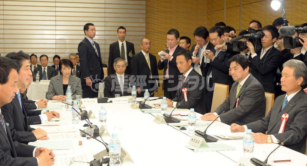 経済財政諮問会議であいさつする安倍晋三（しんぞう）首相（左から２人目）＝２０１４年１１月１８日午後、首相官邸（酒巻俊介撮影）