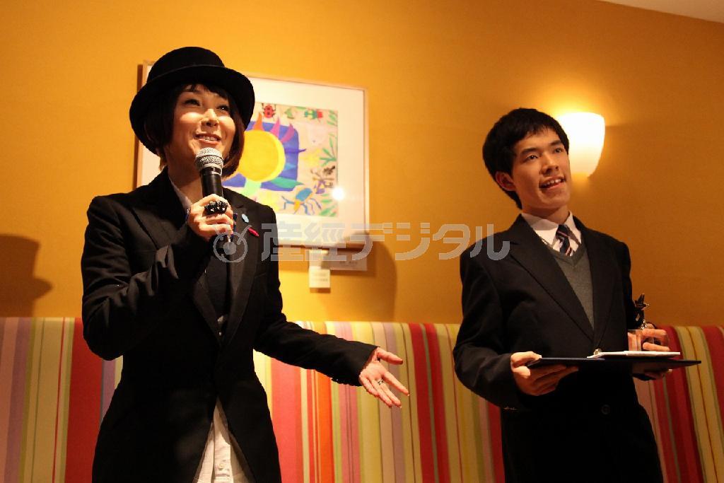 アート展「太陽と月を描く」コンテストでグランプリに輝いた谷村虎之助さん（右）と、一般社団法人「Ｇｅｔ＿ｉｎ＿ｔｏｕｃｈ」代表の東ちづるさん＝２０１４年１１月１７日、東京都内（提供写真）