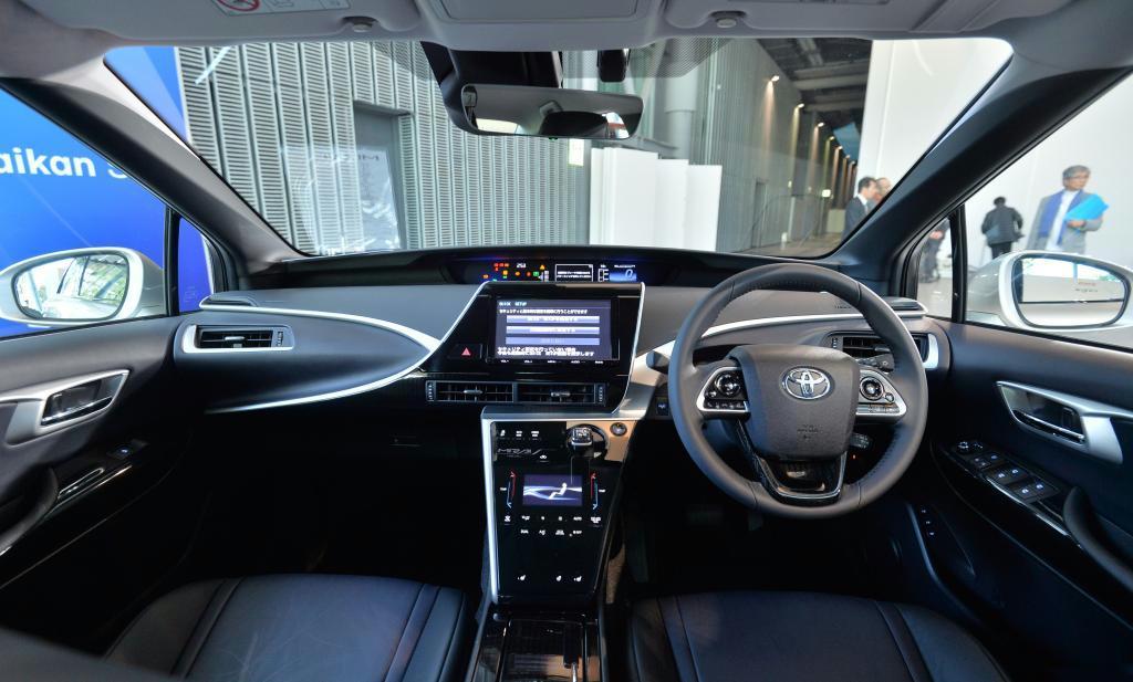 ミライの内装。液晶画面が多用された未来的なデザインだ＝１８日、東京都江東区