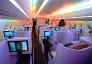 日本航空が発注しているエアバス社の最新鋭旅客機「Ａ３５０ＸＷＢ」の内覧会が行われ、機体や内部が報道陣に公開された。客室にはＬＥＤ照明が完備され、１６７万種類の色を作り出せる＝２０日午後、東京・羽田空港（鴨川一也撮影）