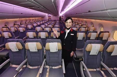 内覧会で披露されたエアバスＡ３５０－９００の機内。照明が様々な色に変化する＝２０日午後、羽田空港