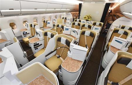 内覧会で披露されたエアバスＡ３５０－９００のビジネスクラスの座席＝２０日午後、羽田空港