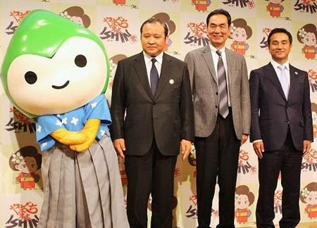 山口県をＰＲするキャラクターの「幕末ちょろる」。右は村岡嗣政知事、右から２人目は長塚京三さん