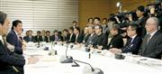 首相官邸で開かれた政労使会議＝１９日