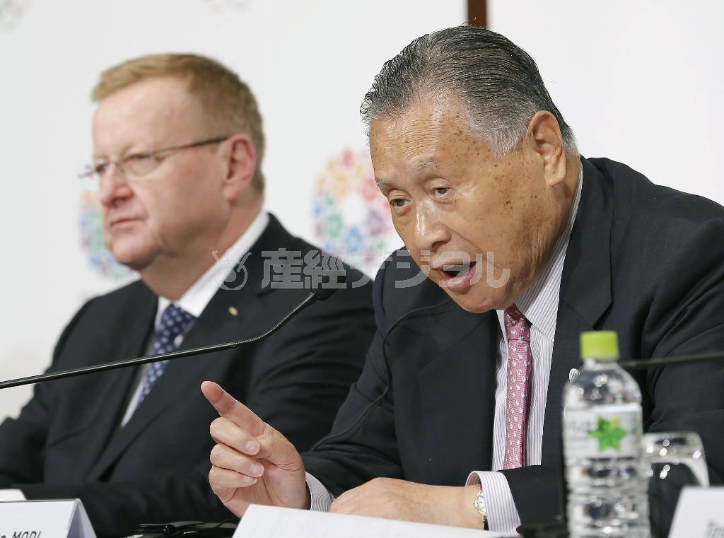 記者会見する東京五輪・パラリンピック組織委の森喜朗（よしろう）会長（右）とＩＯＣのコーツ調整委員長＝２０１４年１１月１９日午後、東京都内のホテル（共同）