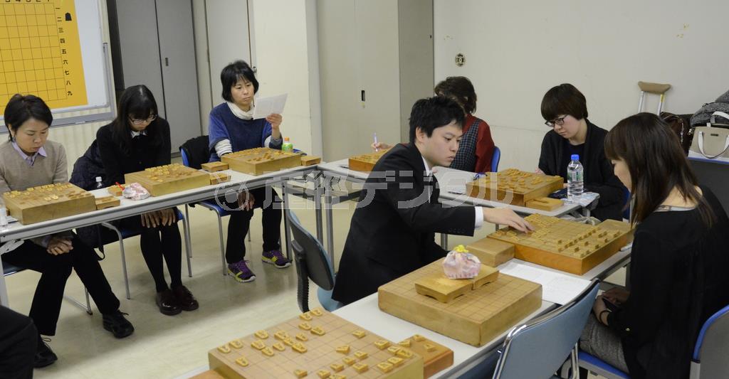 レディースセミナーでは、棋士が多面指しで対局し、個人の棋力に合わせてアドバイスする＝２０１４年１１月１５日、東京都渋谷区千駄ケ谷（原圭介撮影）
