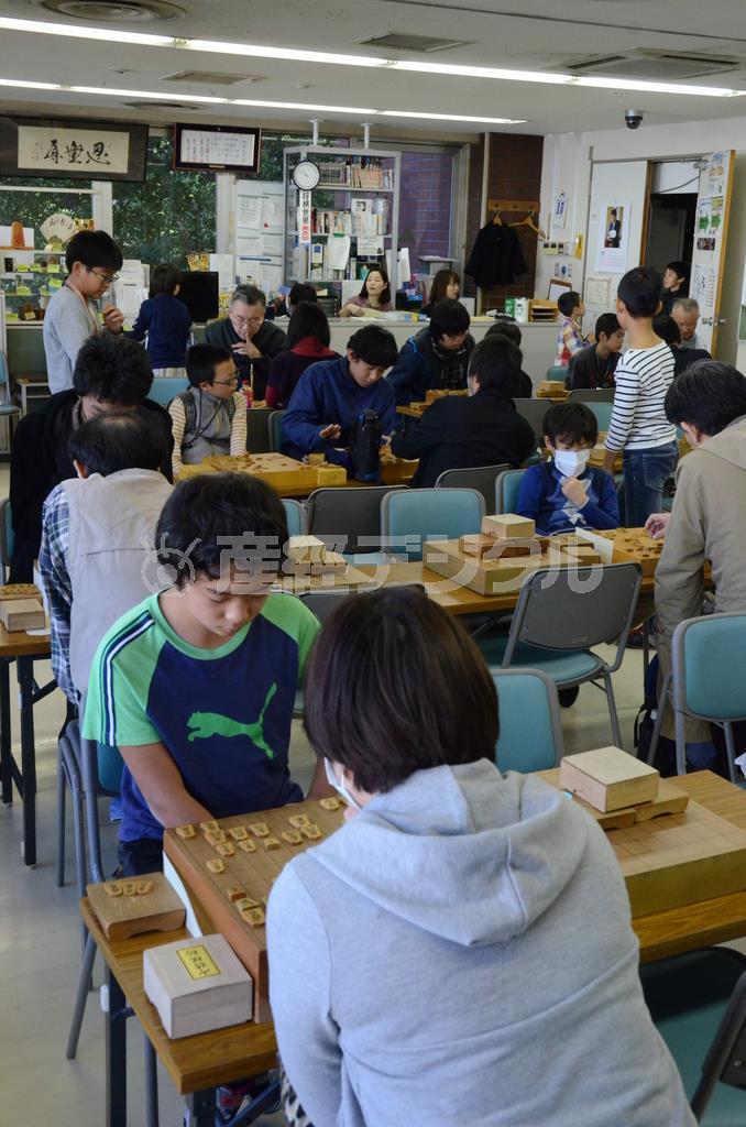 土日の道場には、午前中から、対局の相手を求めて子供たちが大勢訪れる＝２０１４年１１月１５日、東京都渋谷区千駄ケ谷（原圭介撮影）