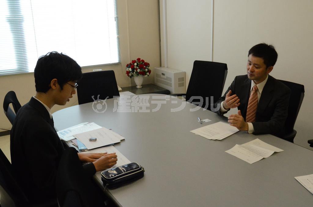 片上大輔理事（六段、右）に質問をぶつける高校生の秋月嶺さん＝２０１４年１１月１３日、東京都渋谷区千駄ケ谷（原圭介撮影）