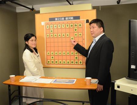 衛星放送「囲碁・将棋チャンネル」銀河戦解説者の田村康介七段（右）と斎田晴子（さいだ・はるこ）女流五段＝２０１４年１１月１３日、東京都渋谷区千駄ケ谷（原圭介撮影）