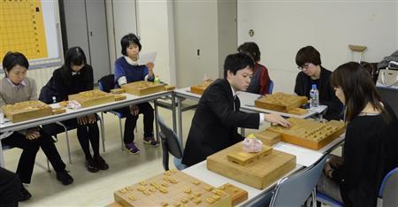 レディースセミナーでは、棋士が多面指しで対局し、個人の棋力に合わせてアドバイスする＝２０１４年１１月１５日、東京都渋谷区千駄ケ谷（原圭介撮影）