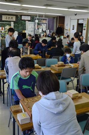 土日の道場には、午前中から、対局の相手を求めて子供たちが大勢訪れる＝２０１４年１１月１５日、東京都渋谷区千駄ケ谷（原圭介撮影）