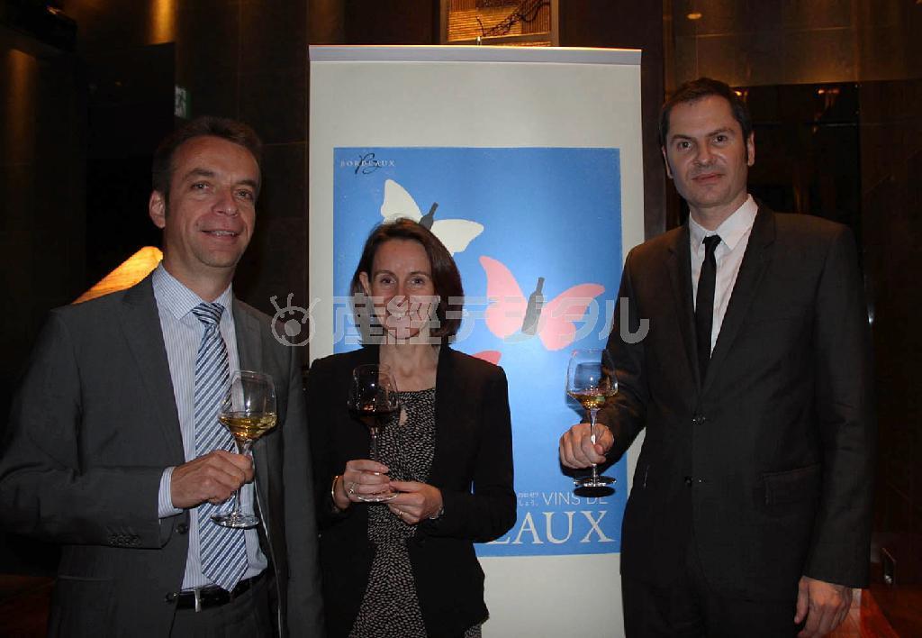 来日した（左から）マーケティング・ディレクターのフランソワ・ジュモ、国際広報担当セシル・ア、アジア市場責任者のトマ・ジュリアン各氏＝２０１４年１１月１２日（青木冨美子さん撮影）