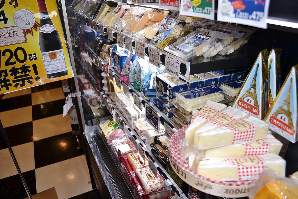ボージョレ・ヌーボー解禁に向けチーズを取りそろえた売り場。フランス産の白カビ系やフレッシュチーズが合うという＝２０１４年１１月１４日、東京都港区のカルディコーヒーファーム新橋店（兼松康撮影）